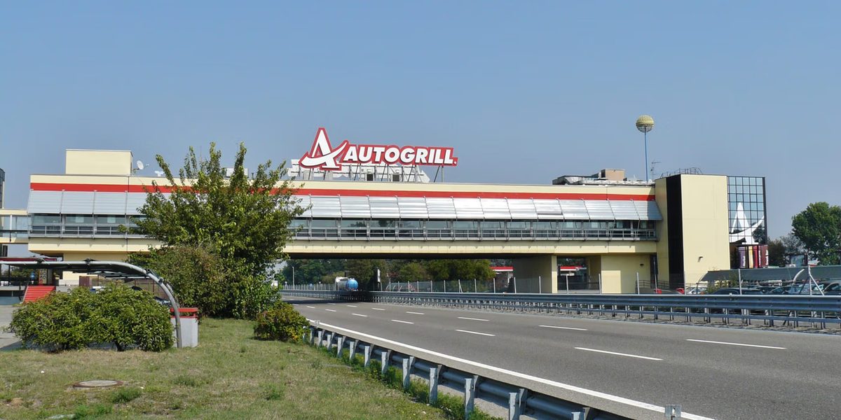 Un Autogrill sull'autostrada: la scena di questa storia