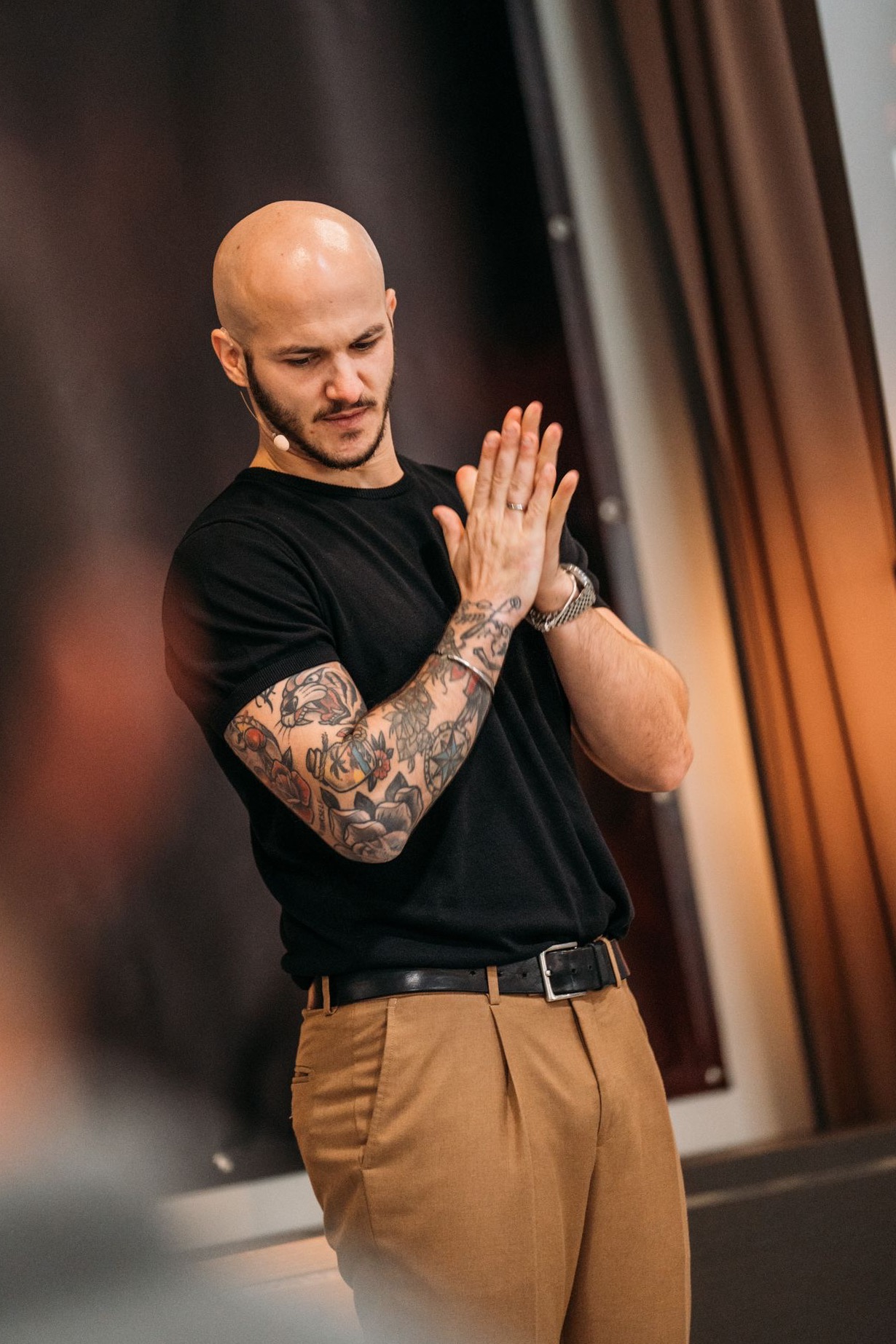 David Valmori a mani giunte ringrazia la platea a fine evento
