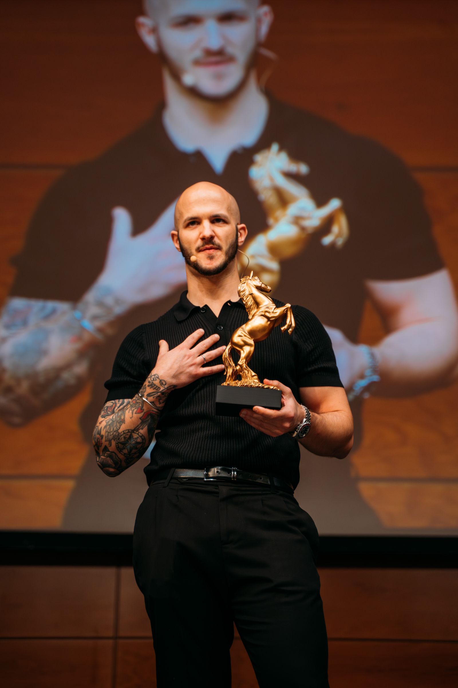 David Valmori sul palco dell'evento Professionista Libero con il premio in mano