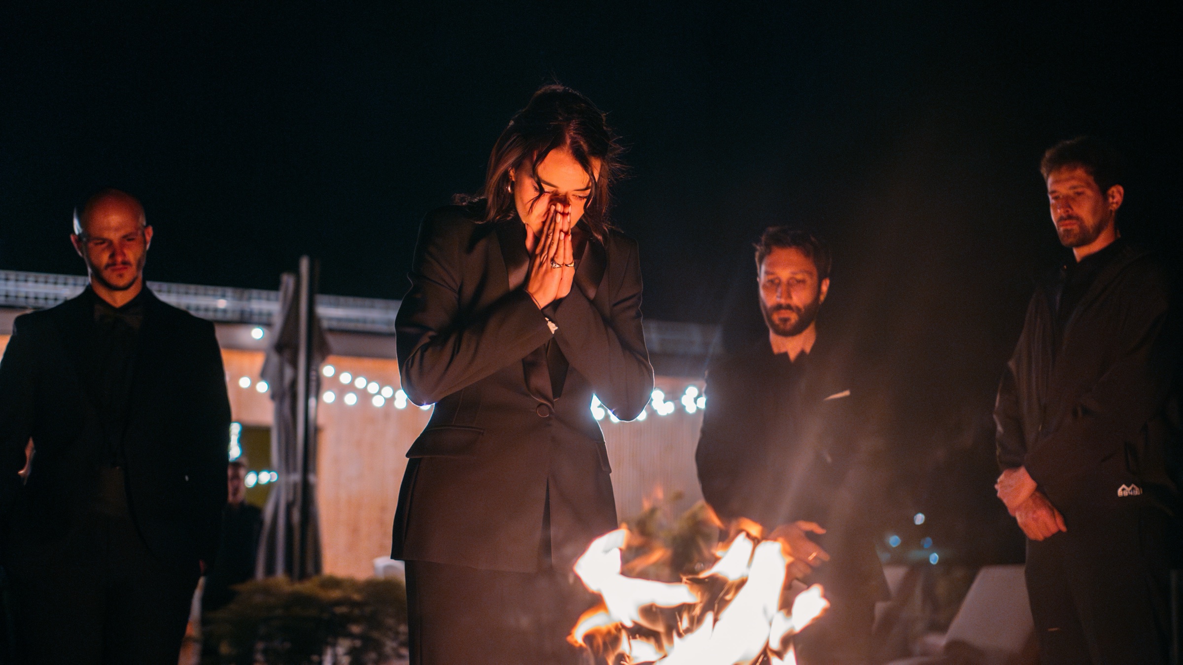 Il rito del fuoco di sera, al bootcamp sulle Dolomiti