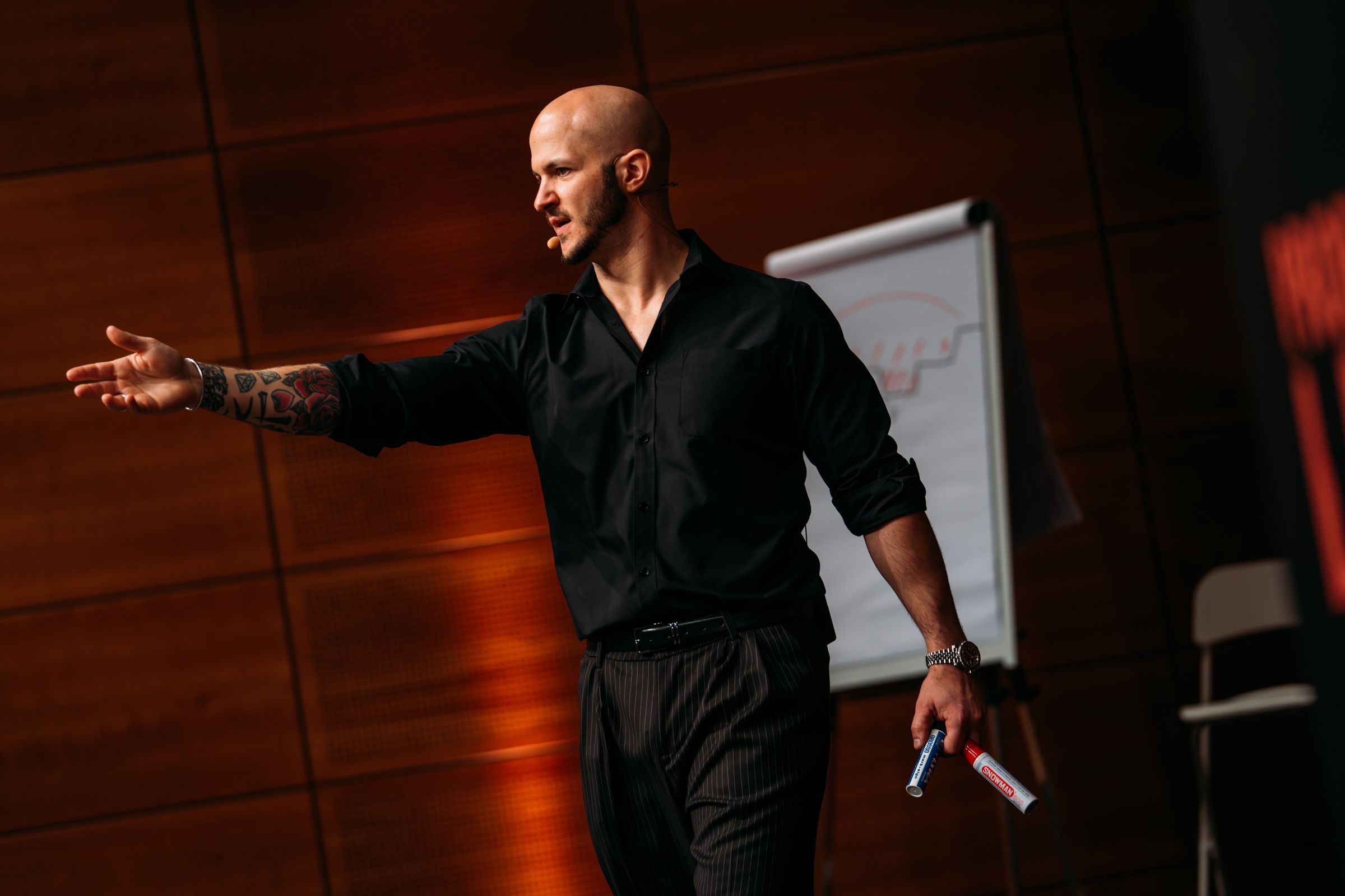 David Valmori sul palco dell'evento Professionista Libero, braccia aperte verso la platea