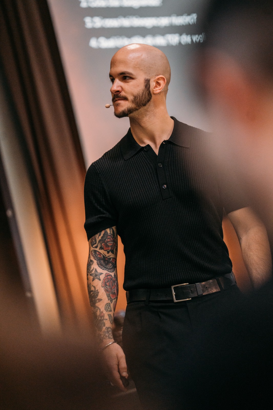 David Valmori di profilo sul palco di Professionista Libero, mentre parla alla sala