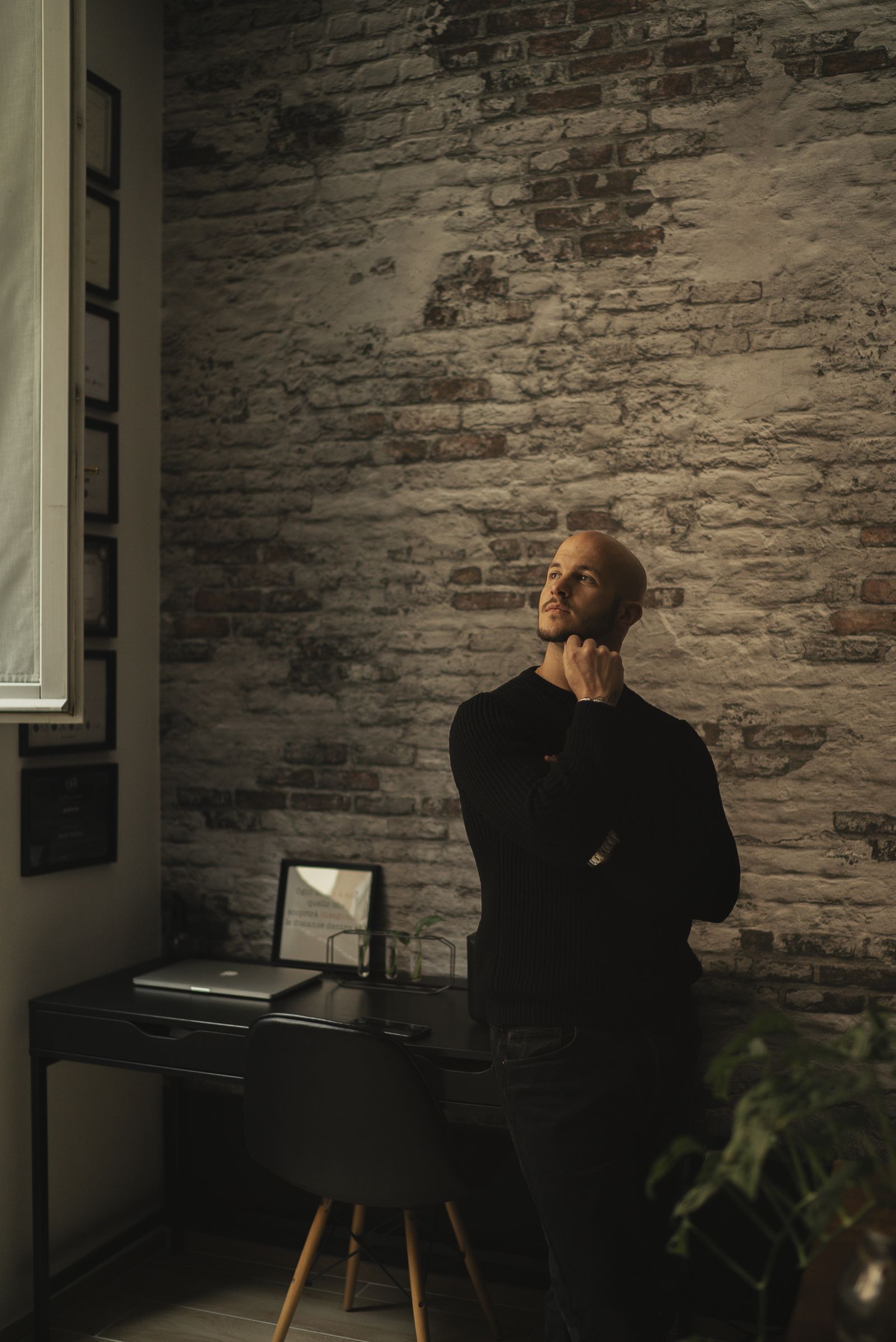 David Valmori nel suo studio, accanto alla parete con gli attestati incorniciati
