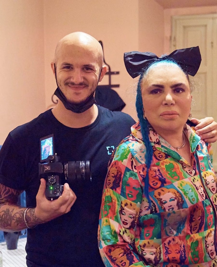 David Valmori con la macchina fotografica accanto a Loredana Bertè