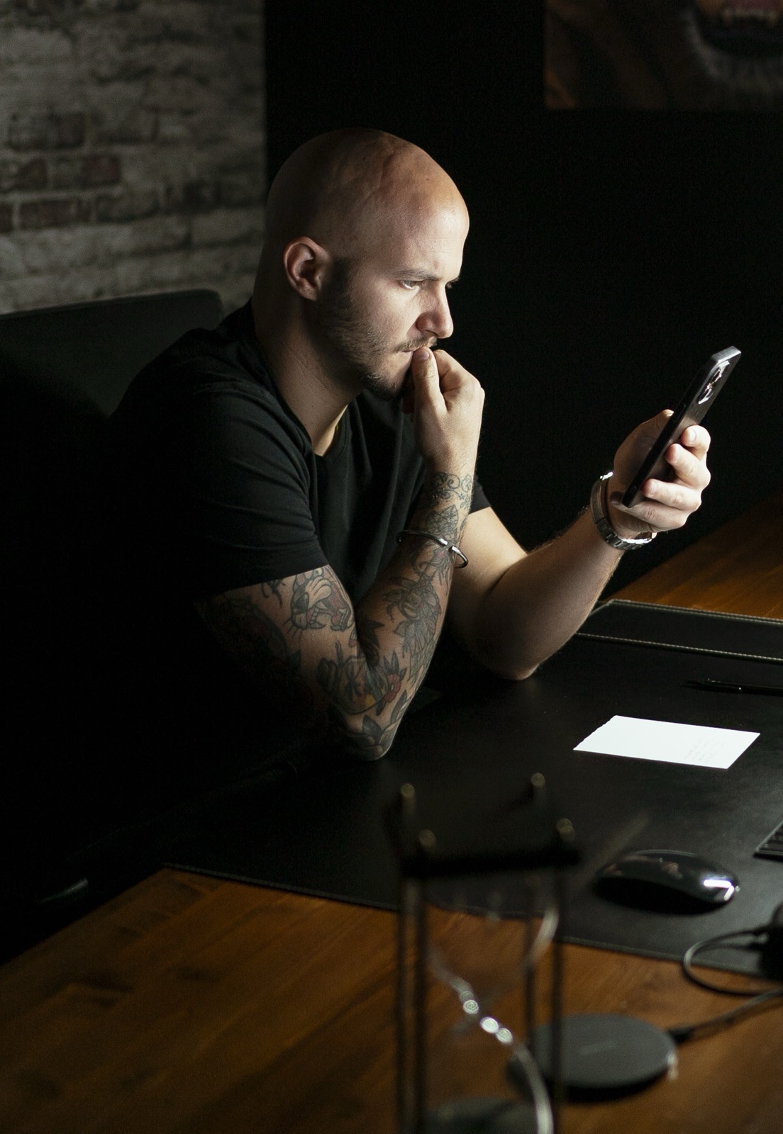 David Valmori al lavoro alla scrivania, in videocall