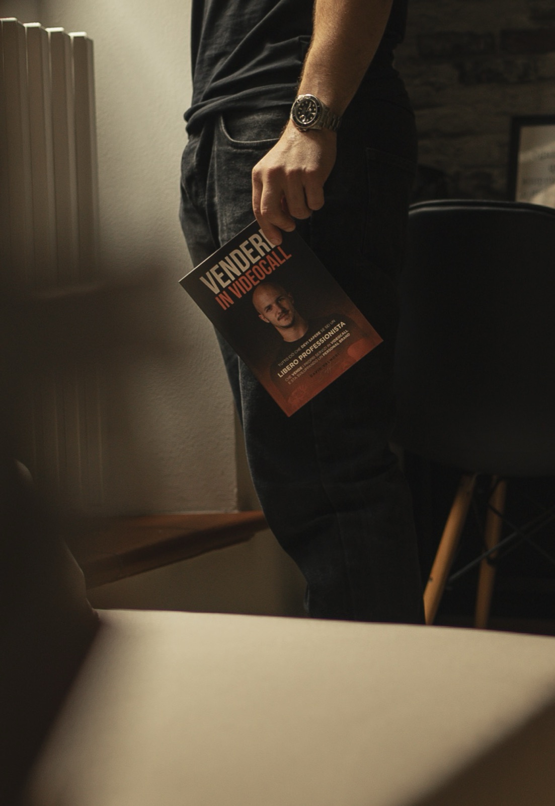 David Valmori con in mano il libro Vendere in videocall