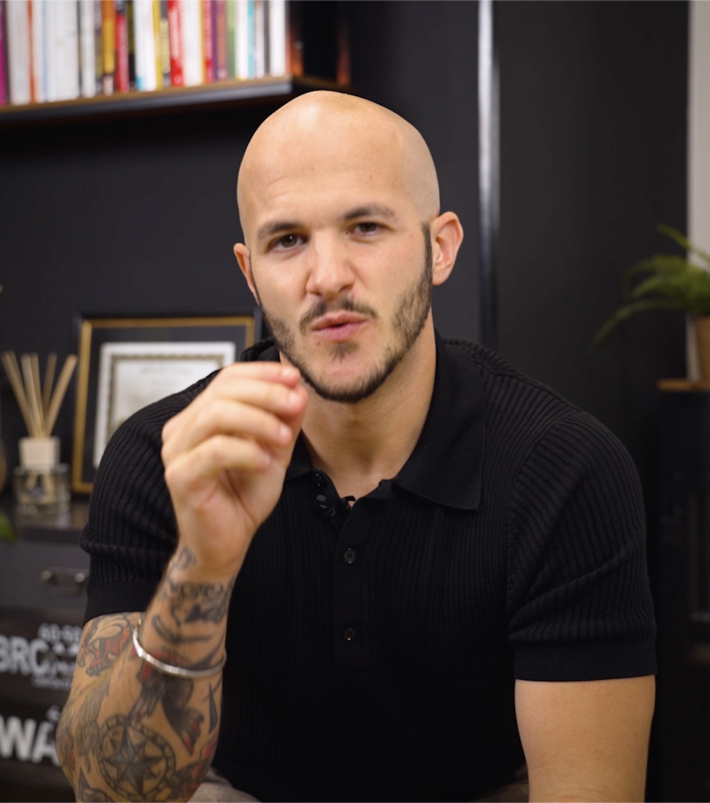 David Valmori al computer di notte, mentre registra un videocorso
